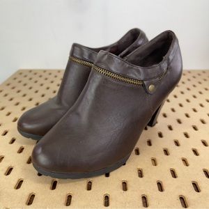 White Mountain Women’s Smirk Vegan Zip Ankle Bootie in Chestnut 3.5” Size 7 Wide